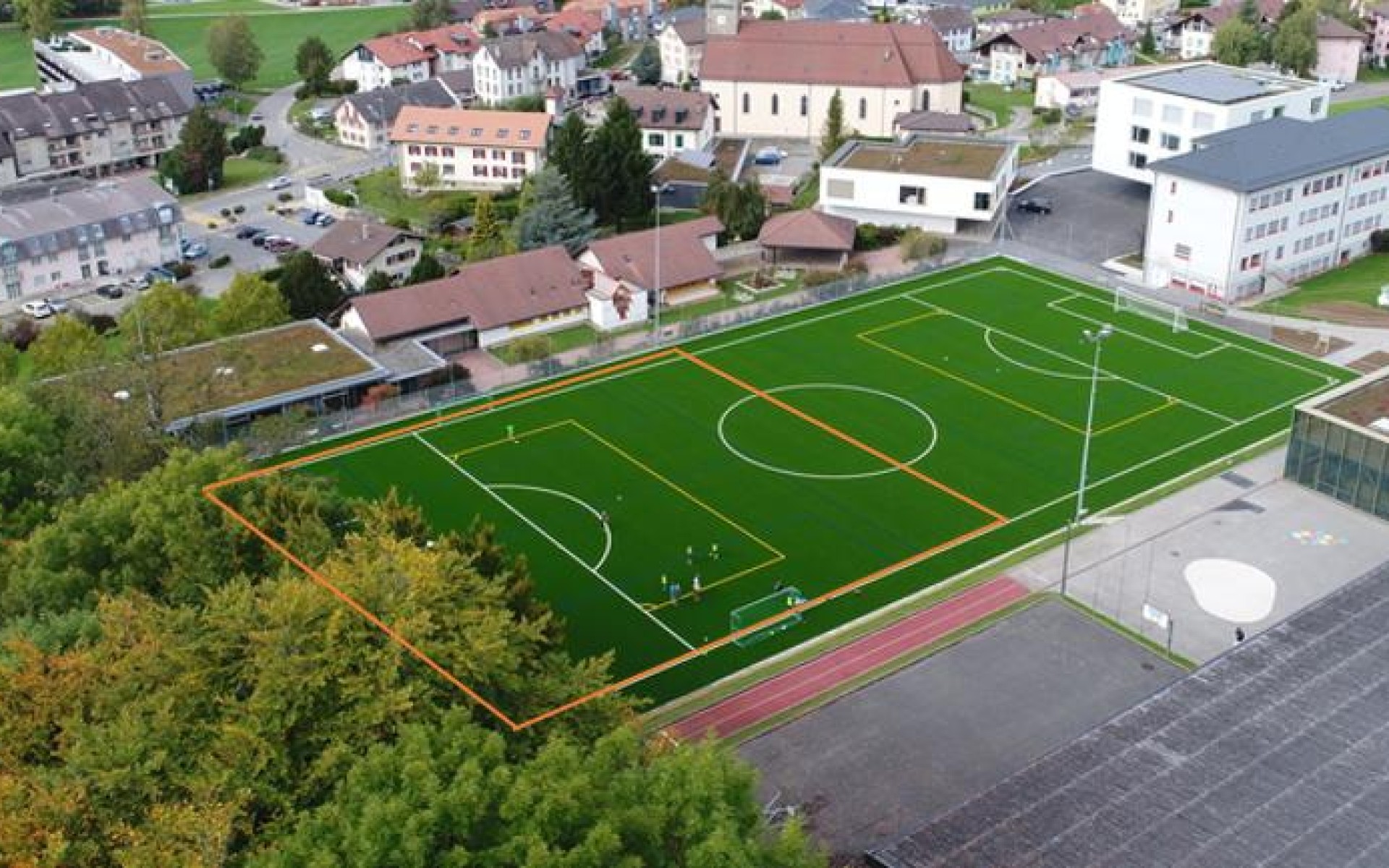Terrain de football synthétique B (demi terrain côté forêt)